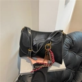 Borsa a tracolla retrò nera con cuciture bianche e ciondolo a racchetta - Nero con ciondolo