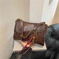 Borsa a sella retrò in finta pelle marrone con cuciture bianche e ciondolo - Caffè con Ciondolo