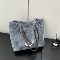 Dunkelblaue Canvas-Einkaufstasche mit weißer Perlenkette und braunen Leder-Schultergurten - Blau