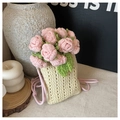 Detalle de bolso tipo saco hecho a mano con ganchillo y flores tejidas en relieve - Beis con Rosa