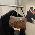 Borsa a sella marrone vintage con fibbia a D dorata e finitura in ecopelle retrò - Caffè senza Ciondolo