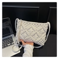 Dettaglio della borsa beige all'uncinetto con motivi geometrici e nappe laterali - Bianco