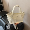Borsa a secchiello minimalista beige in pelle PU con fiocco di perle e pizzo - Bianco con ciondolo