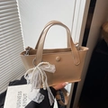 Piccola borsa tote kaki chiaro con ciondolo di perle, fiocco in pizzo e tracolla - Tè al Latte Con Ciondolo