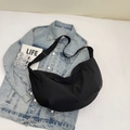 Minimalistische schwarze Nylon-Halbmondtasche mit verstellbarem Schultergurt - Schwarz