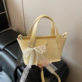 Borsa a secchiello giallo crema minimalista con ciondolo in perle e fiocco in pizzo - Giallo con Ciondolo