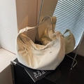 Minimalistische beige Nylon-Halbmond-Umhängetasche mit verstellbarem Gurt für Damen - Cremeweiß