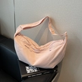 Rosafarbene Nylon-Halbmond-Schultertasche mit verstellbarem Riemen und Textur - Rosa