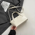 Piccola borsa a secchiello bianco crema con doppi manici e tracolla regolabile in pelle - Bianco senza ciondolo