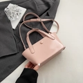 Piccola borsa a secchiello in pelle rosa chiaro con manici e tracolla - Rosa senza ciondolo