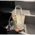 Bolso bombonera blanco crema con textura craquelada, cadena de perlas y peluche - Blanco