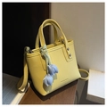 Sac seau jaune vif en cuir grainé avec poignées et pendentif de tulipe bleue chic - Jaune