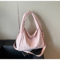 Detail van roze hobo-tas met geplooide textuur en zilveren metalen hardware - Roze