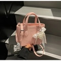 Bolso tipo cubo rosa plisado con colgante de encaje perlas y doble asa superior - Rosa