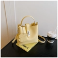 Borsa a secchiello gialla alla moda con ciondolo a cane e fibbia in metallo argento - Giallo