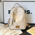 Zaino da viaggio minimalista beige impermeabile da donna con manici marroni e ciondolo orsetto - Con Ciondolo / Bianco Sporco
