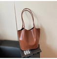 Dettaglio della trama a coccodrillo marrone su una grande borsa tote in ecopelle - Marrone