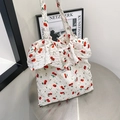Sac fourre-tout en toile blanche à motif cerises avec froufrous et étiquette Magic Pocket - Blanc