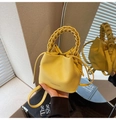 Elegante bolso de cubo amarillo brillante en cuero litchi con asa trenzada y cordón - Amarillo