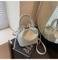 Bolso cubo gris claro elegante con asa trenzada y correa ajustable para el hombro - Azul claro