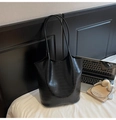 Dettaglio della borsa tote in pelle PU nera a trama coccodrillo con spalline - Nero