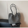 Grande borsa tote in paglia a righe bianche e nere con sottili manici a spalla - Nero