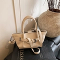 Elegante cremeweiße Beuteltasche mit dekorativem Gürtel und Metallschnallendetail - Weiß