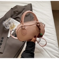 Dettaglio borsa Boston rosa in pelle testurizzata con ciondolo a forma di ciliegia - Rosa (Con Ciondolo)