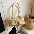 Borsa a spalla in pelle verniciata giallo pallido con fiocco e doppi manici - Giallo