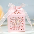 Caja de dulces rosa cortada por láser con diseño de hojas y lazo de cinta de seda - Rosa