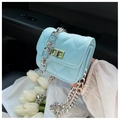 Bolso bandolera mini acolchado azul claro para niña con cadena plateada y cierre - Azul