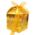 Detail der lasergeschnittenen Blumenmuster auf goldener Geschenkbox mit Organzaschleife - Reflektierendes Gold
