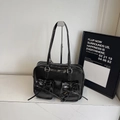 Borsa tote in vernice nera stile balletto con fiocchi e tasche anteriori - Senza Ciondolo / Nero