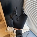 Sac seau chic en cuir grainé noir avec poignées supérieures et petit charm porte-monnaie - Noir