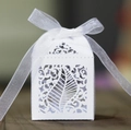 Caja de caramelos blanca cortada con láser con motivo de hojas y lazo de organza - Blanco