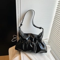 Schwarze glänzende Schultertasche mit Falten-Design, weißem Kordelzug und Silber-Reißverschluss - Schwarz