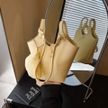 Sac seau en cuir jaune clair à motif litchi avec petit porte-monnaie en forme de coquille - Jaune