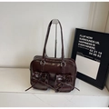 Borsa a spalla in pelle verniciata marrone scuro stile balletto con fiocchi carini - Senza Ciondolo / caffè