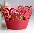 Dettaglio decorazione cupcake rossa tagliata al laser con cuore e uccellini per nozze - Rosso Perlato