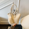 Sac seau élégant blanc crème texture litchi avec mini porte-monnaie assorti et chaîne - Blanc