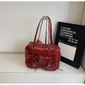 Zaino in pelle verniciata rosso scuro con tasche a fiocco e design stile balletto - Senza Ciondolo / Borgogna