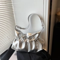 Silberne metallische geraffte Cloud-Umhängetasche mit verstellbarem Riemen im Modernen Stil - Silber