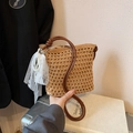 Sac bandoulière tissé beige pour téléphone avec dentelle perlée et bandoulière cuir - Khaki avec Pendentif