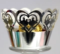 Dettaglio macro dell'involucro per cupcake in argento tagliato al laser con uccelli e cuori - Argento Riflettente