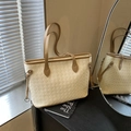 Minimalistische beige gewebte Tragetasche mit braunen Ledergriffen und Schnallendetails - Weiß & Khaki