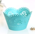 Dettaglio macro di rose e cuori tagliati al laser su bordo per cupcake in blu Tiffany - Blu Tiffany