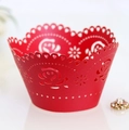 Macro di pirottini rossi per cupcake con eleganti rose e cuori traforati al laser - Rosso Perlato