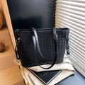 Große schwarze gewebte Leder-Einkaufstasche mit eleganter geometrischer Struktur - Schwarz