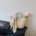 Schicke beige Web-Tote-Bag mit silbernen Ringgriffen und elegantem Seidenschal-Detail - Gebrochenes Weiß