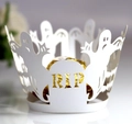Dettaglio macro di involucri per cupcake Halloween con taglio laser e design RIP - 5cm / Bianco